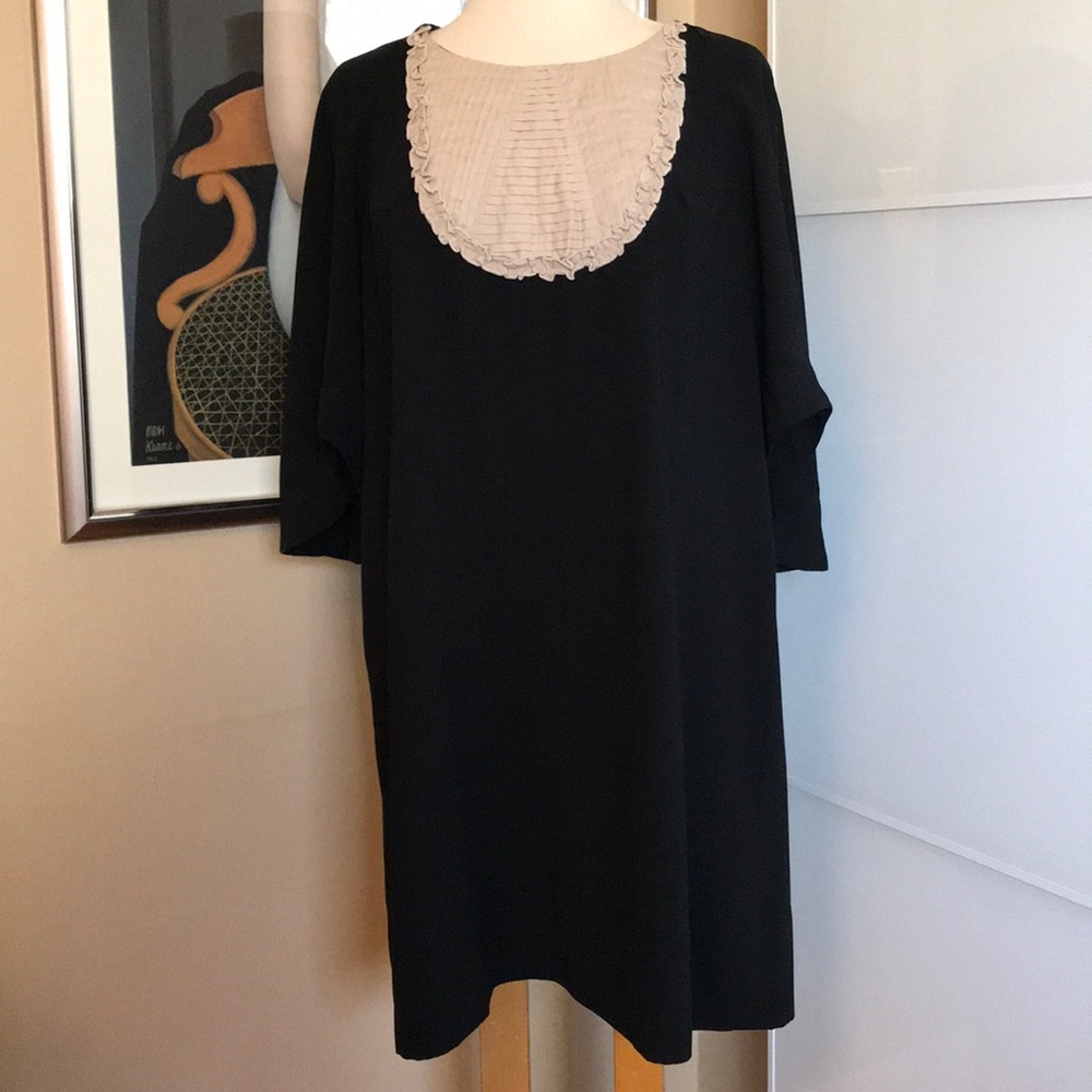 Black swing dress w/pleated ruffle detail. Size XL